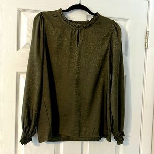 Status size L silky blouse. Button neck. Olive